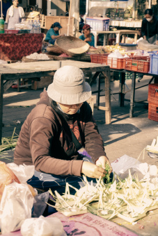 Rutinitas seorang ibu penjual Canang sari