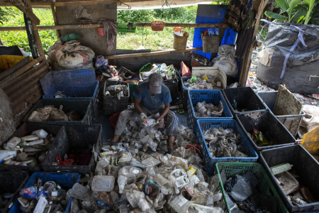 Memilah Sampah Plastik Untuk Daur Ulang