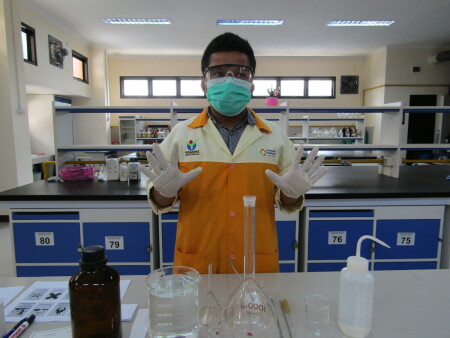 Penggunaan Alat Pelindung Diri lengkap di Laboratorium