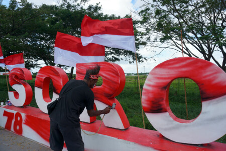 Mengecat tugu ikon Ibu Kota Provinsi Papua Barat Daya