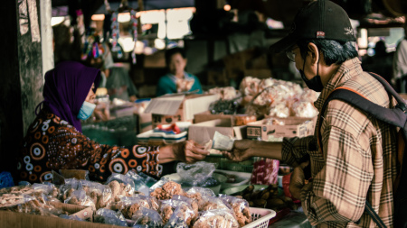 Semangat Pedagang Jajanan Tradisional di Pasar Ngasem, Yogyakarta
