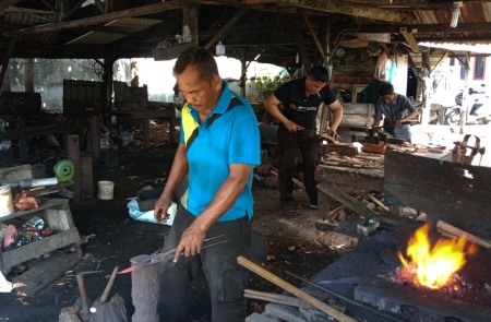 Pandai Besi Tradisional Tetap Eksis di Era Modern