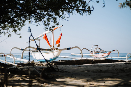 Perahu di Tepi Pantai