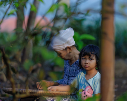 Cucu dan Nenek Petani dari Banyumas