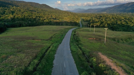 Jalan Trans Papua di Lembah Kebar