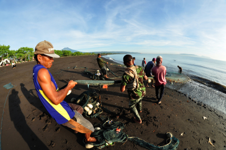 Menjaring ikan