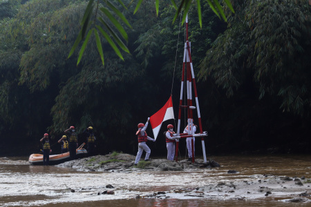 Upacara Bendera di Sungai Ciliwung