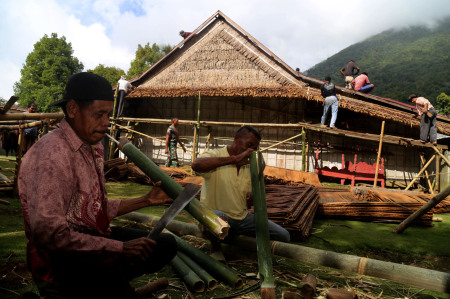 Gotong royong membenahi Rumah Adat Sowohi Kie Matiti di Tidore