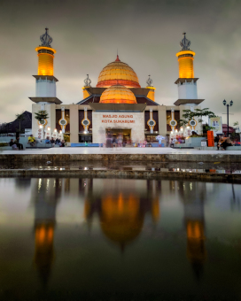 Refleksi depan masjid agung Kota Sukabumi