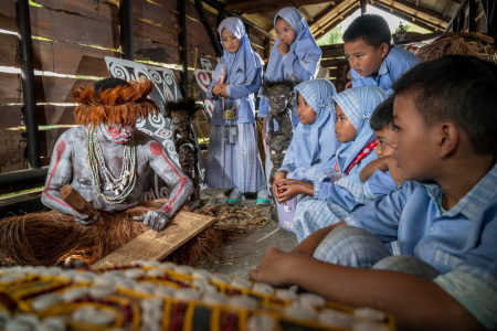 Mengenal Dan Melihat Tradisi Papua Di TMII