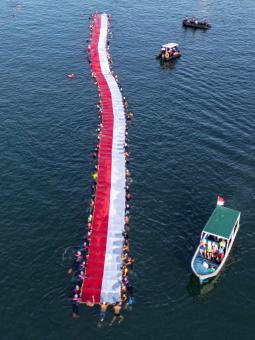 Pembentangan Bendera Merah Putih di Perairan Makassar