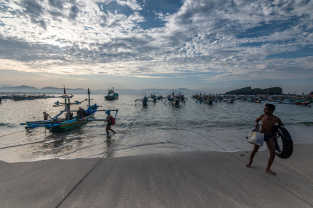 Mengais Rejeki Nelayan Pantai Papuma