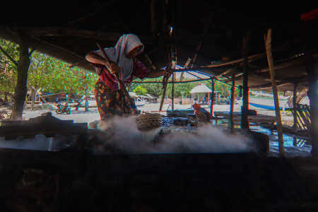 Ibu pengolah ikan pindang