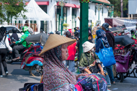 Potret wanita penjual tas Batik keliling
