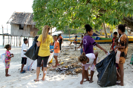 Membersihkan Sampah Plastik di Pantai Raja Ampat
