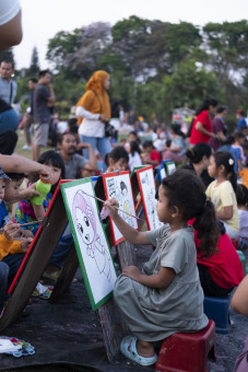 anak anak sedang melukis