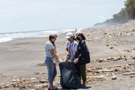 Susur Pantai, Bersihkan Sampah