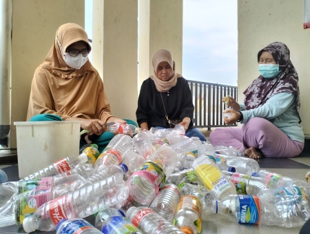 Tangan Para Ibu Mengolah Sampah Plastik