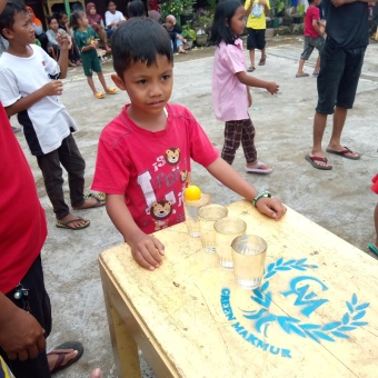 Lomba tiup bola