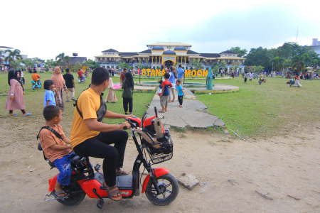 Sepeda Listrik di Wisata Istana Maimun Medan