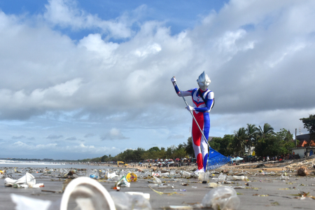 Ultraman Bersih Sampah Pantai Kuta