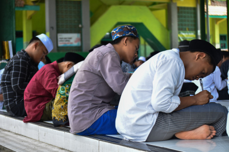 MEMAKNAI KITAB KUNING