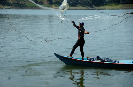 Nelayan Jaring Ikan