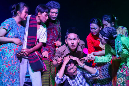 ekspresi para aktor Teater Lima Wajah UKRI saat pementasan drama bahasa sunda "rajapati".