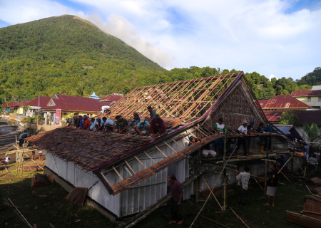 Gotong royong membenahi Rumah Adat Sowohi Kie Matiti di Tidore