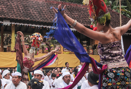Tradisi rejang Tihingan Bali