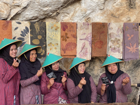 Batik Ecoprint Dibuat dengan Penuh Cinta oleh Para Ibu di Goa Song Towo Yogyakarta