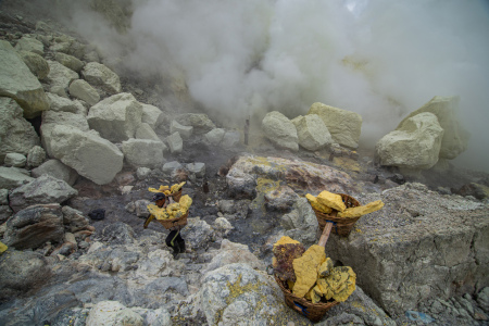 Penambang Belerang Kawah Ijen