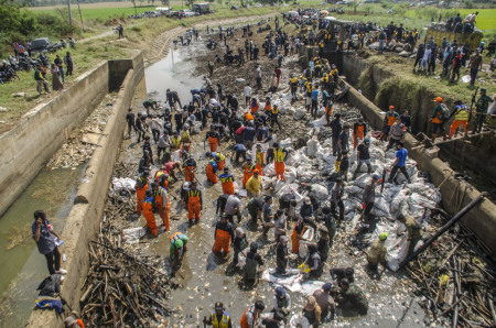 Gotong Royong Bersihkan Sungai