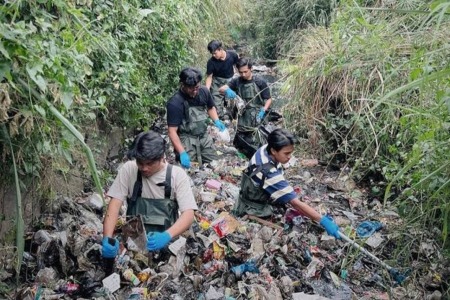 Bersihkan sampah di sungai