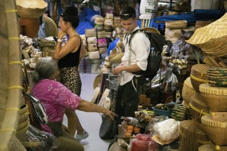 penjualan di sekitar pasar badung