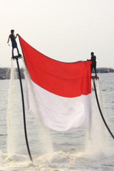 Pengibaran Bendera Merah Putih di Atas Laut