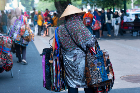 Wanita penjual tas Batik keliling