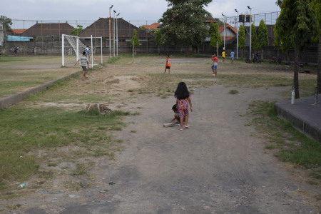 dua anak sedang bermain bersama