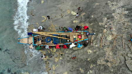 Nelayan Lamalera Bergotong Royong Mendorong Perahu