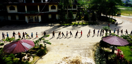 Semangat Pelajar Bergotong Royong Membangun Kampung