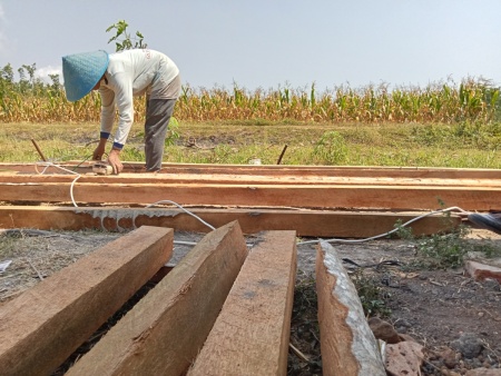 Membuat kerangka rumah produksi pupuk