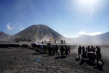 MELASTI MENUJU YADNYA KASADA BROMO