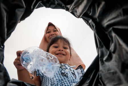 Mengajarkan Kebersihan Lingkungan Sejak Dini