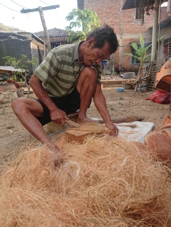 Mengolah limbah sabut kelapa untuk meningkatkan nilai guna dan pendapatan keluarga di desa