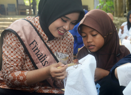 Siswa-siswi Binaan YPA-MDR Belajar Membatik Bersama