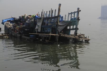 Kapal Penangkap Ikan yang rusak ada di Pelabuhan Muara Angke Jakarta Utara.