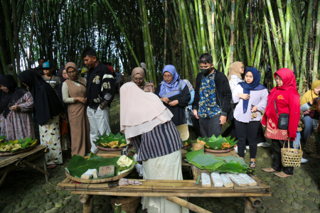 Pemberdayaan ekonomi berbasis masyarakat lokal dan lingkungan untuk meningkatkan kesejahteraan ...