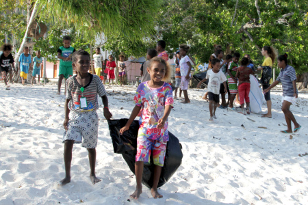 Semangat anak-anak Menjaga Keindahan dan Kebersihan Pantai Raja Ampat