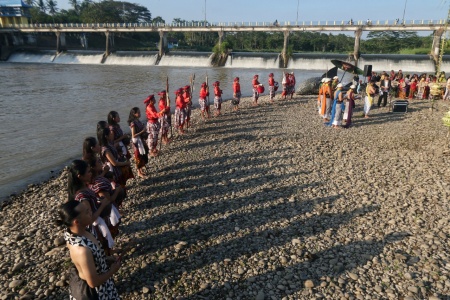 Pemuda Pemudi Andil Melestarikan Tradisi Budaya Memetri Kali Progo