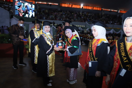 Lulusan Terbaik Universitas Lampung